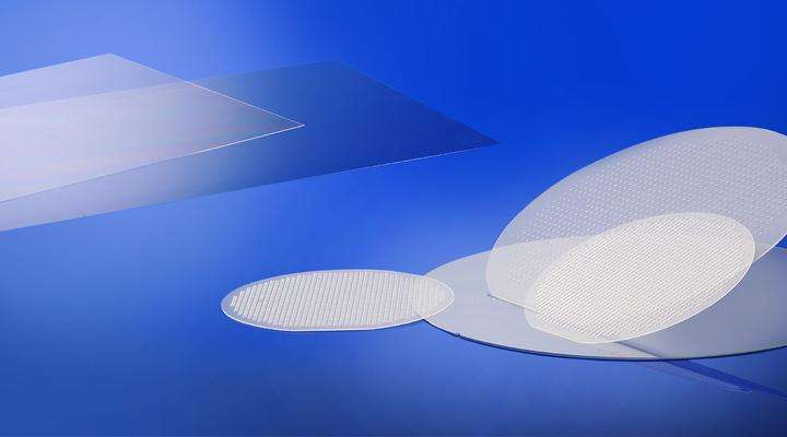 Circular and rectangular samples of SCHOTT AF 32® eco alkali-free glass on a blue background