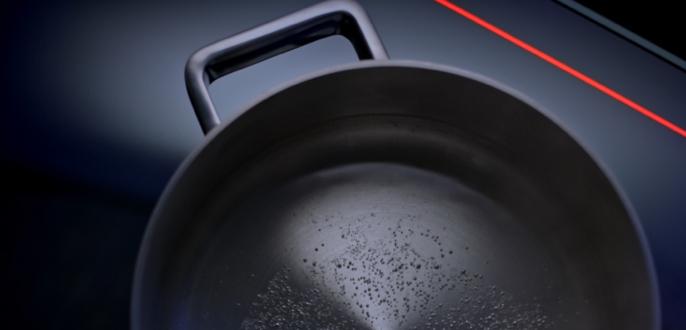 Topf mit kochendem Wasser auf einer Kochzone mit eckiger CERAN EXCITE® Kochzonenmarkierung