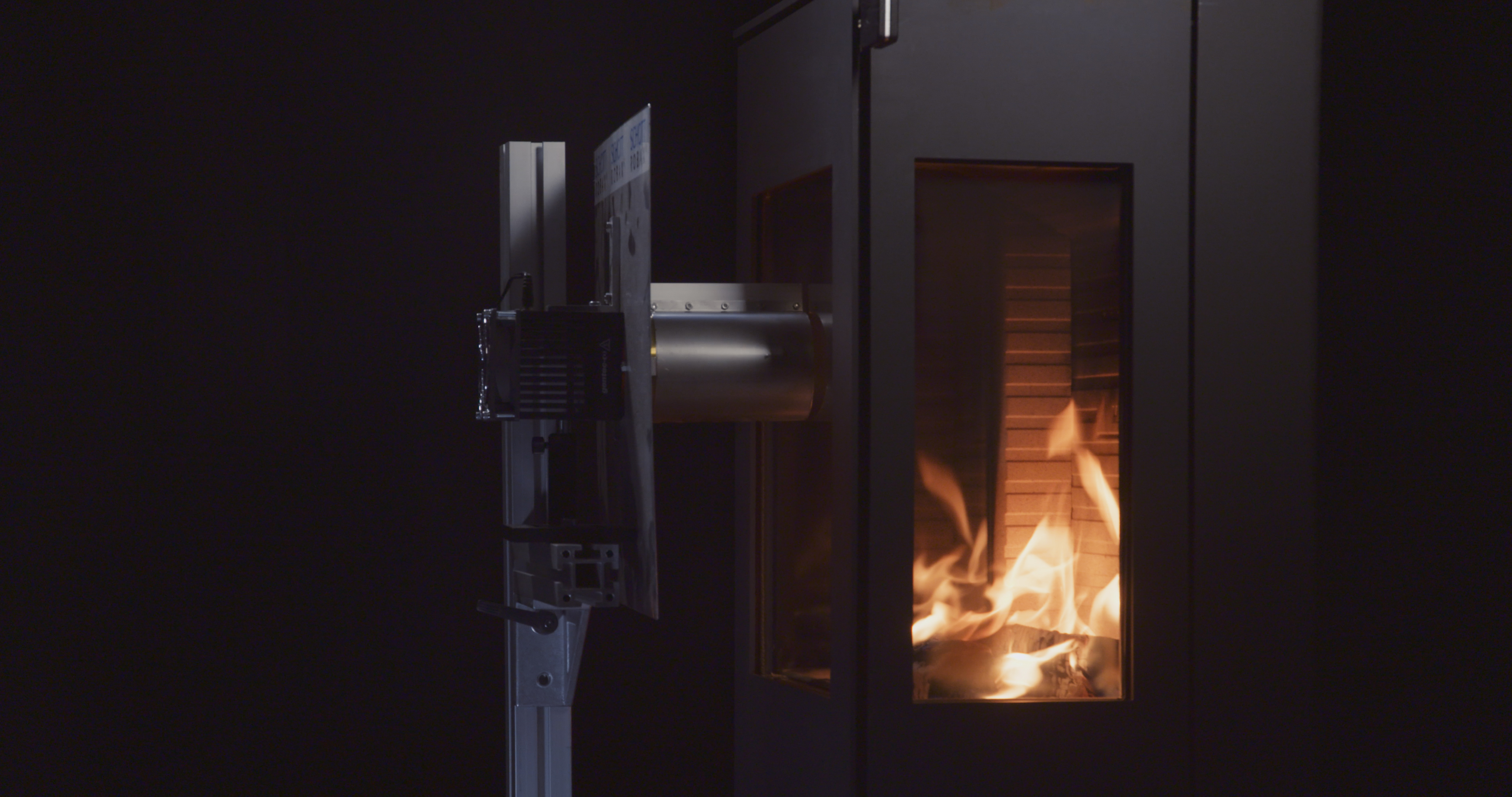 Mesure de l’efficacité d’un foyer avec un panneau de visualisation du feu SCHOTT ROBAX(R)