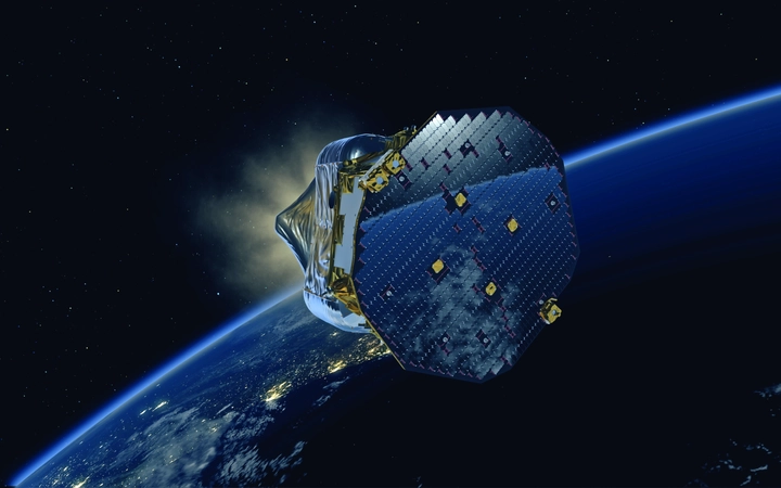 Satellite avec grand panneau solaire en orbite autour de la Terre