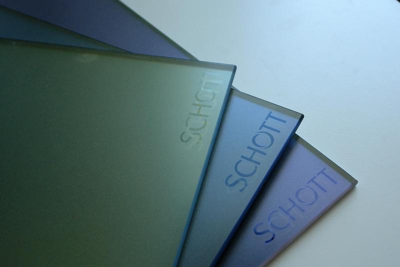 Tres muestras de vidrios de color con el logotipo de SCHOTT®