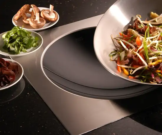 Wok aus SCHOTT CERAN® Glaskeramik.