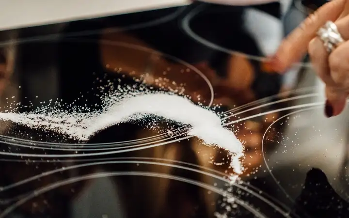 A trace of salt on a scratch-resistant SCHOTT CERAN® glass-ceramic cooking surface