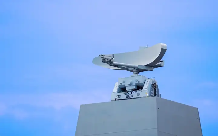 Antena de radar no topo de um edifício