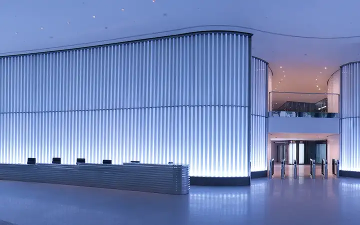 Reception of an office building with architectural screens made from SCHOTT glass tubes and rods