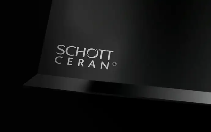 Hoek van zwart glaskeramiek met het SCHOTT CERAN®-logo