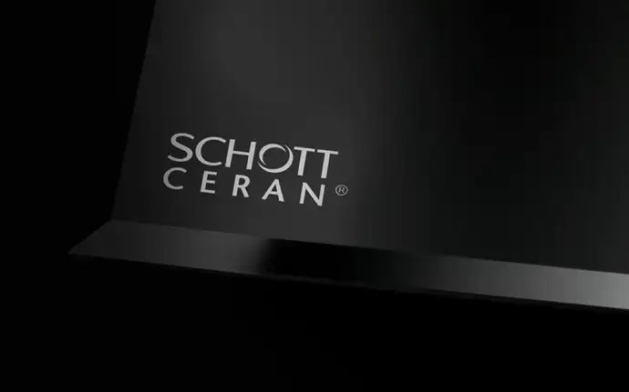 Hoek van zwart glaskeramiek met het SCHOTT CERAN®-logo