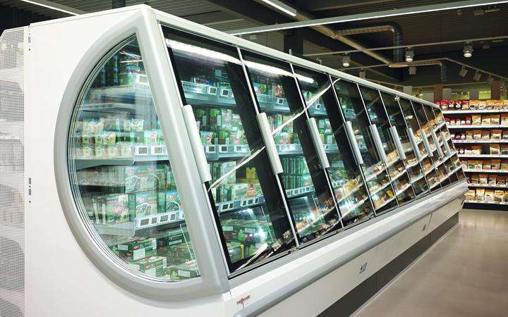 A line of freezers in a supermarket aisle with SCHOTT Termofrost® glass doors