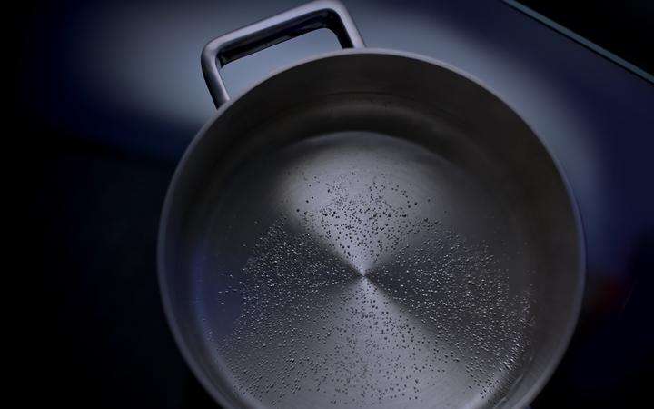 Black cast iron pan on a black SCHOTT CERAN® cooktop 