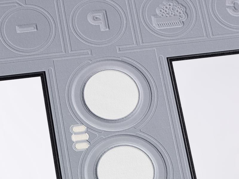 Cara posterior de un panel de vidrio impreso con circuitos electrónicos
