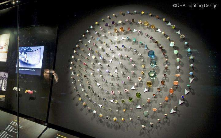 Circular display of jewelry in an illuminated showcase
