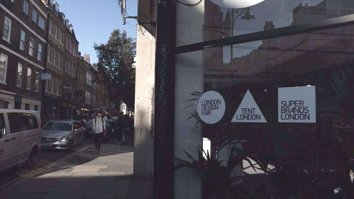 Стеклянная дверь с различными логотипами, вход на выстаку-ярмарку London Design Fair 2017
