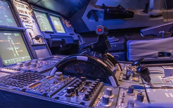 Panneau de commande et écrans à l’intérieur d’un poste de pilotage d’avion