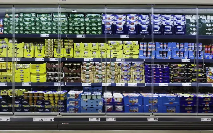 Front view of a store chiller cabinet with SCHOTT Termofrost®  Smart Look glass doors