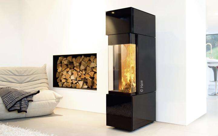 Wood stove with SCHOTT ROBAX® Ambience black glass-ceramic exterior panels