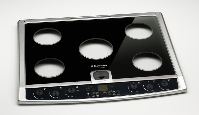 Cooktop de vidro a gás montado e painel de controle com moldura