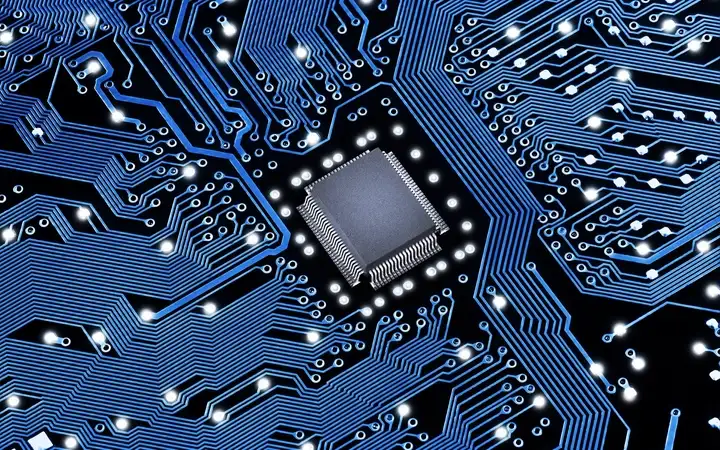 Placa electrónica azul con una serie de microchips