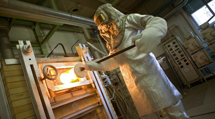 SCHOTT engineer working in the glass melting laboratory